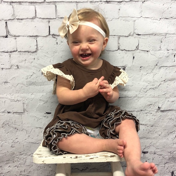 2pc. Baby Girl Carousel Print Shorts Set - Picture 8 of 8